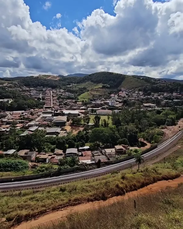 Vista de Rio Piracicaba do alto do mirante, com a ferrovia em primeiro plano