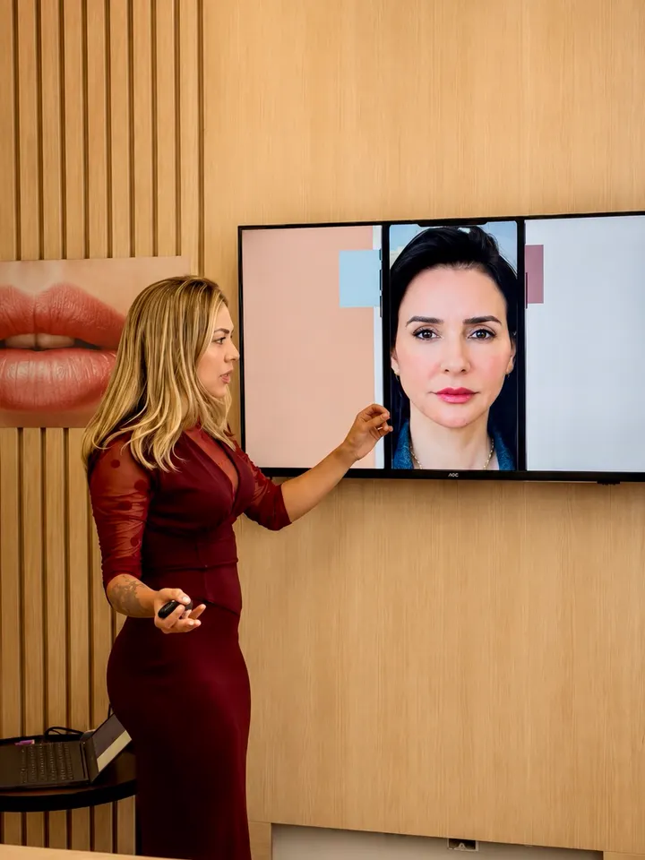 Dra. Welleynne apresentando um caso numa aula para profissionais