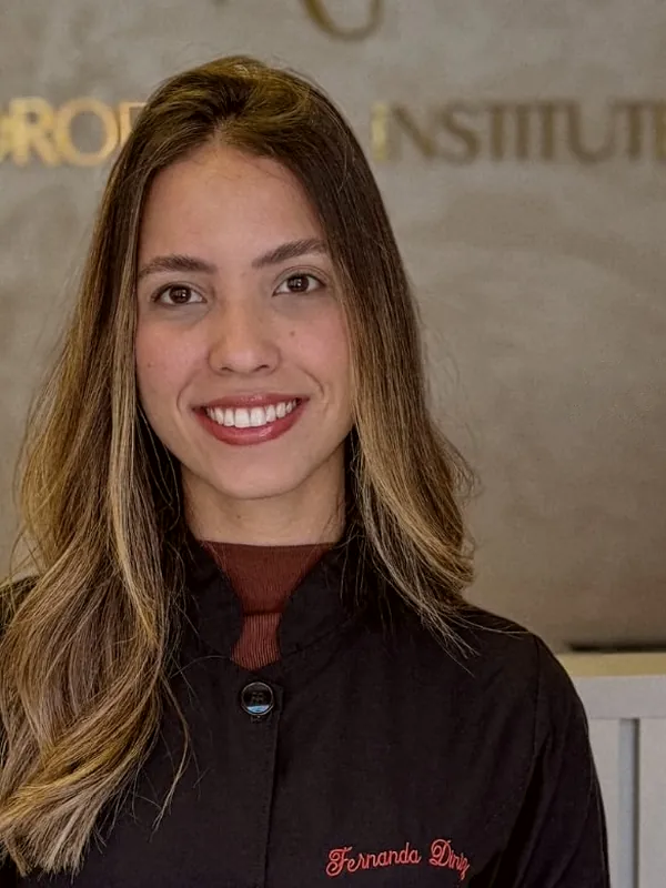 Fernanda Diniz, fisioterapeuta dermatofuncional da WA Orofacial, na recepção da clínica