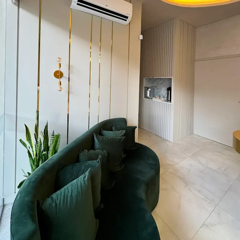 Sala de espera com sofá de veludo verde