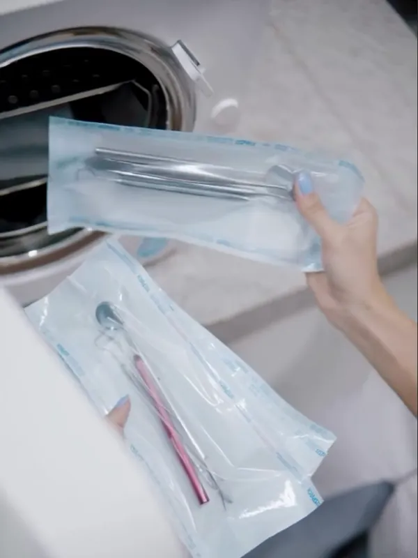 Materiais esterilizados e selados em embalagem individual, ao lado da autoclave