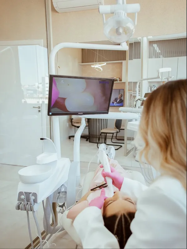 Atendimento odontológico no consultório da WA