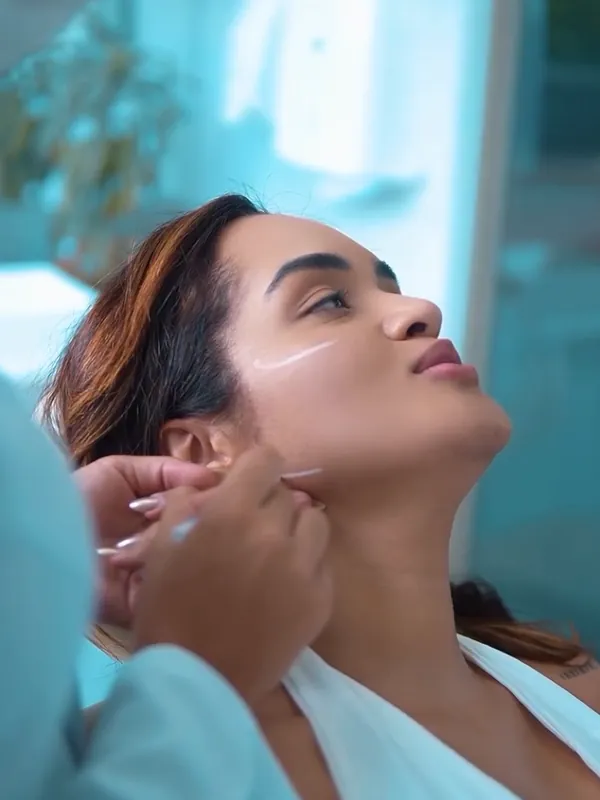 Paciente com marcações no rosto para o planejamento do contorno facial